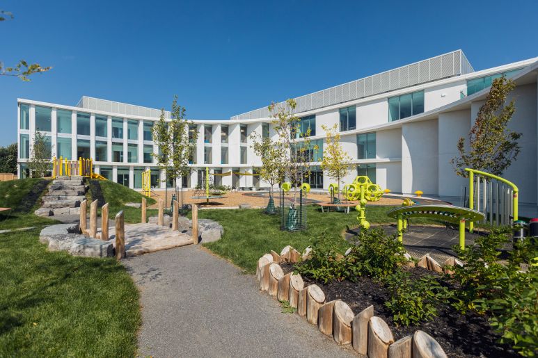 cour d'école inclusive et adaptée aux changements climatiques